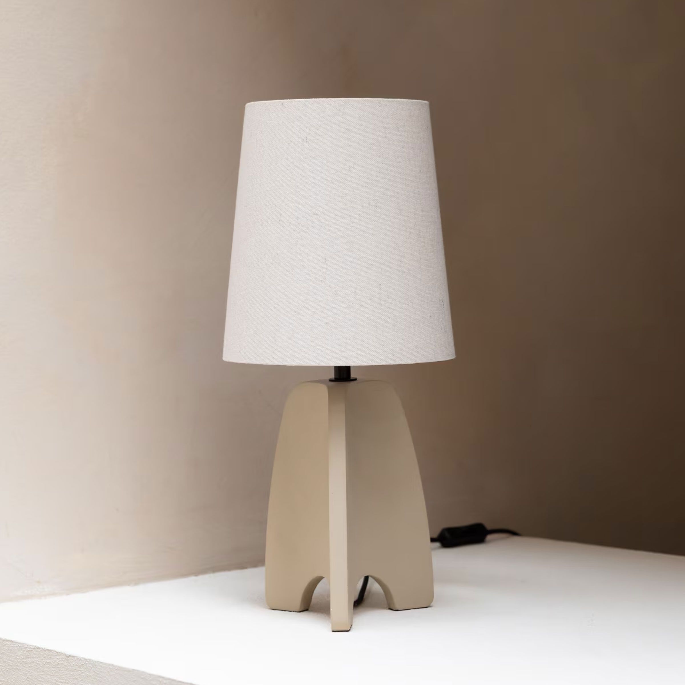 Zuiver Tafellamp Saba – Beton en linnen in beige voor een wabi‑sabi sfeer