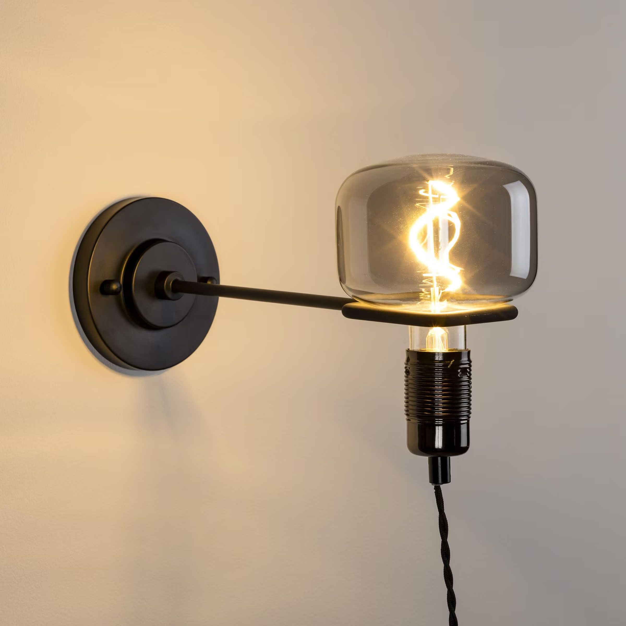 Zuiver Wandlamp Hazy – Zwarte Designklassieker voor elke ruimte