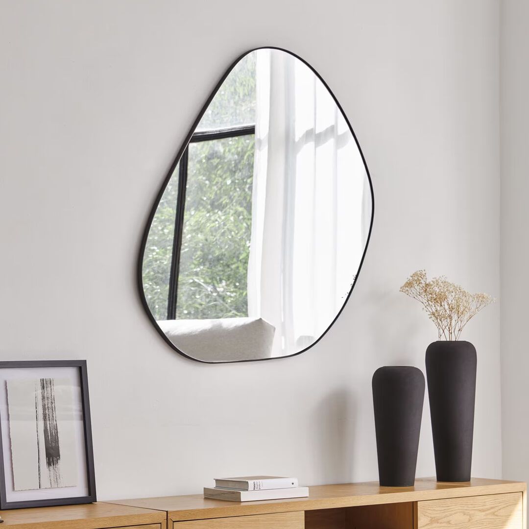 Zwarte Anera Asymmetrische Spiegel – 108×84 cm van Kave Home