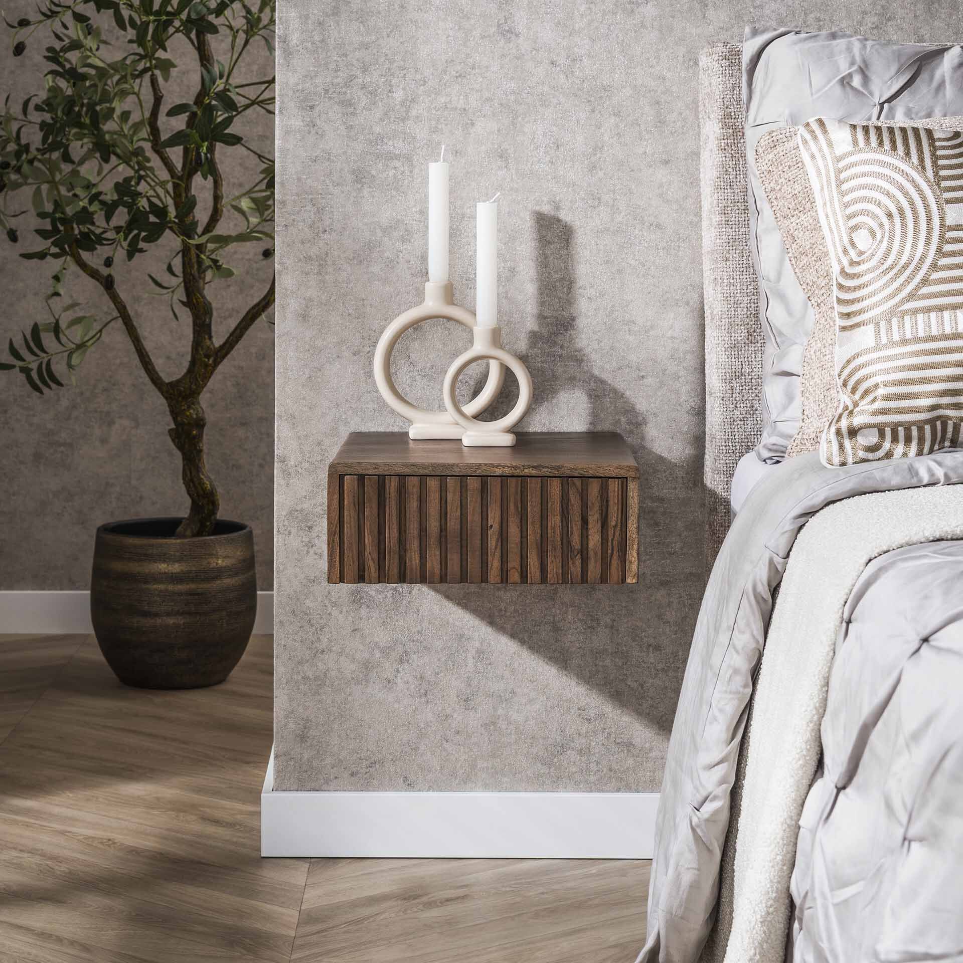 Zwevend nachtkastje Alania van LifestyleFurn – warme acaciahout elegant aan de muur