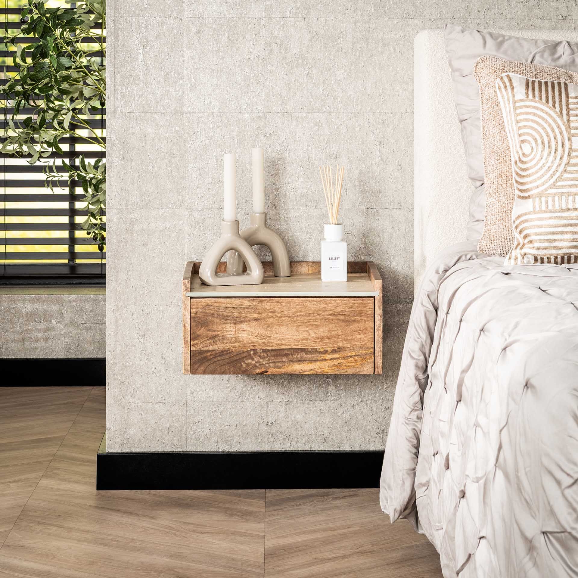 Zwevend Nachtkastje Beckie – Luxe Mangohout & Travertin Keramiek