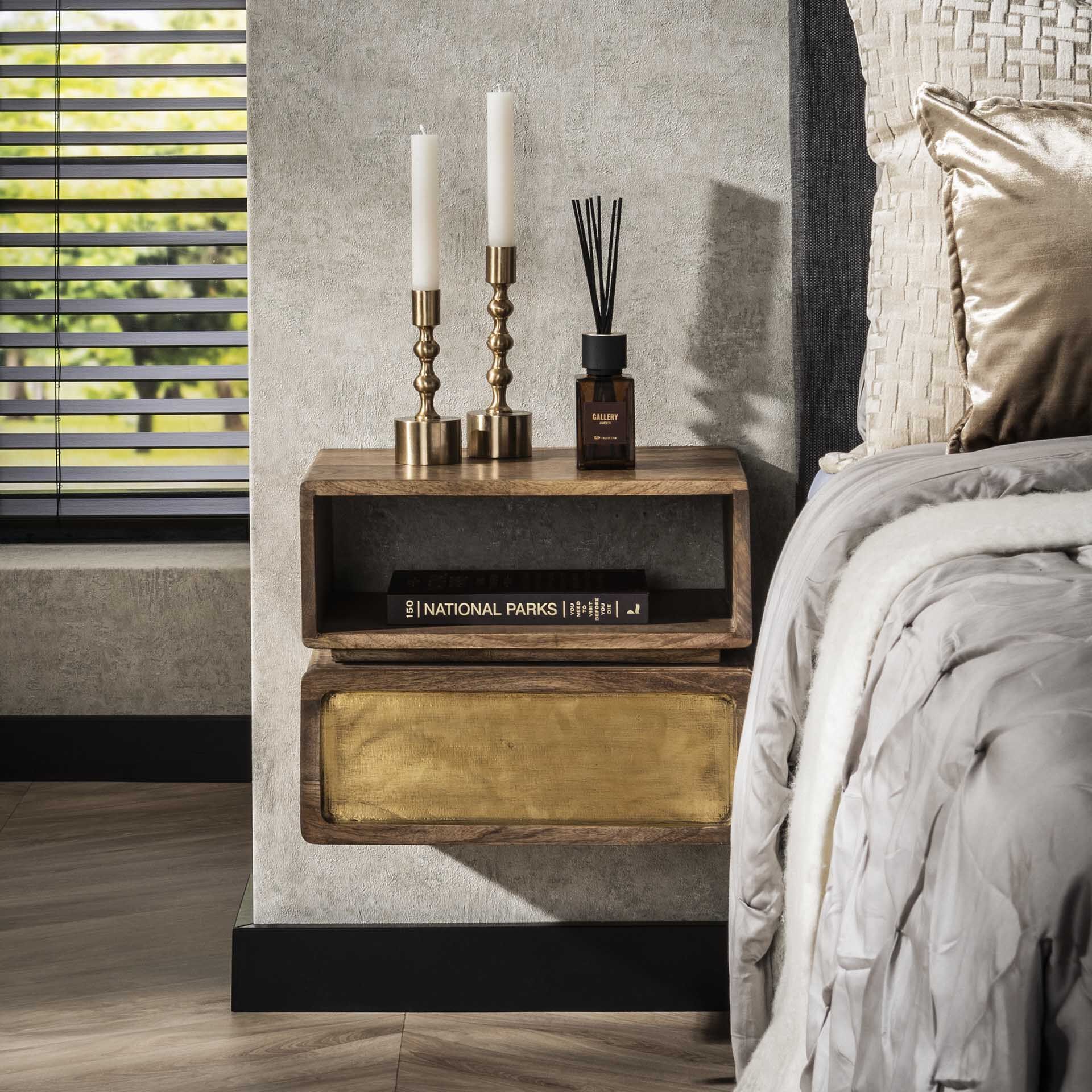 Zwevend nachtkastje Renée van LifestyleFurn – massief mangohout & messing, 33 × 40 cm