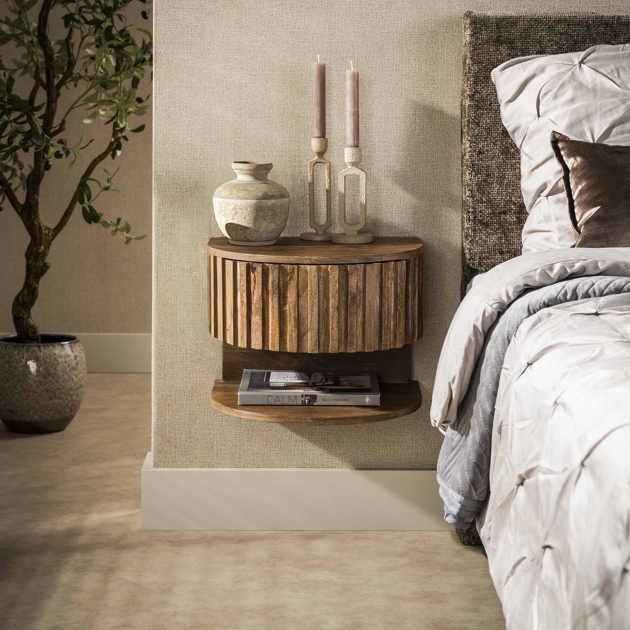 Zwevend nachtkastje van massief mangohout – praktisch design voor elke slaapkamer